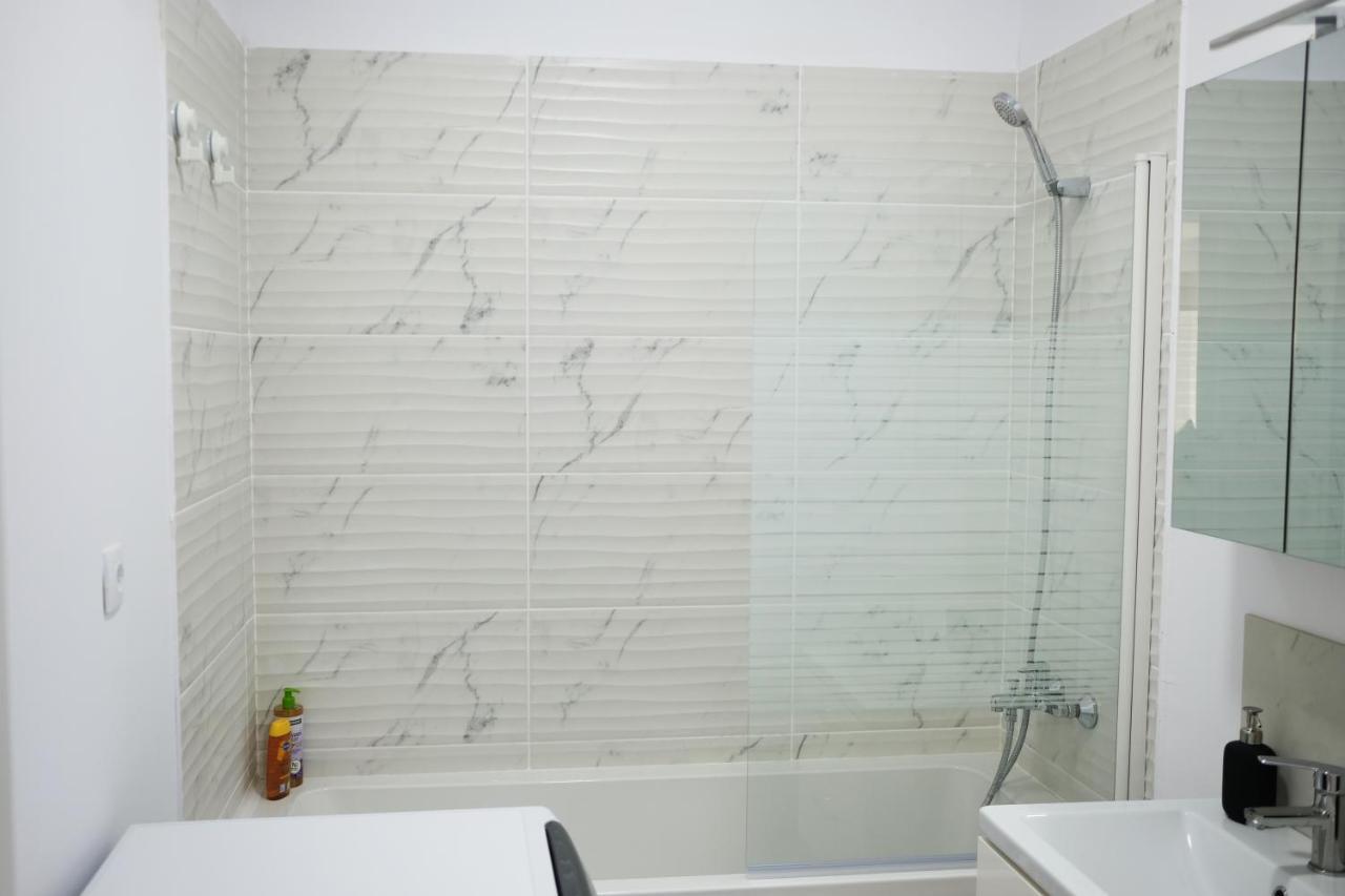 White Flat Apartment Bukares Bagian luar foto