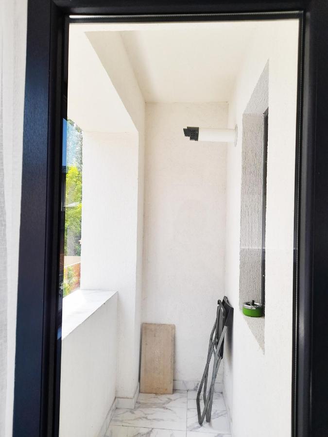 White Flat Apartment Bukares Bagian luar foto